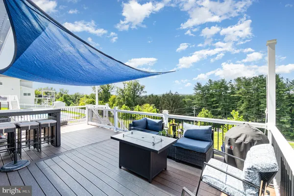 a view of an house with backyard and garden