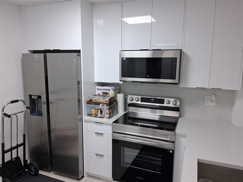 100 Berkley Road, Unit 105 Hollywood, FL 33024 - Photo 4 of 18 a kitchen with a refrigerator stove and microwave