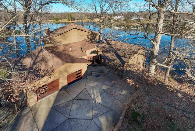 $749,000 | 396 Lake Indian Hills Circle, Carbondale, IL 62902