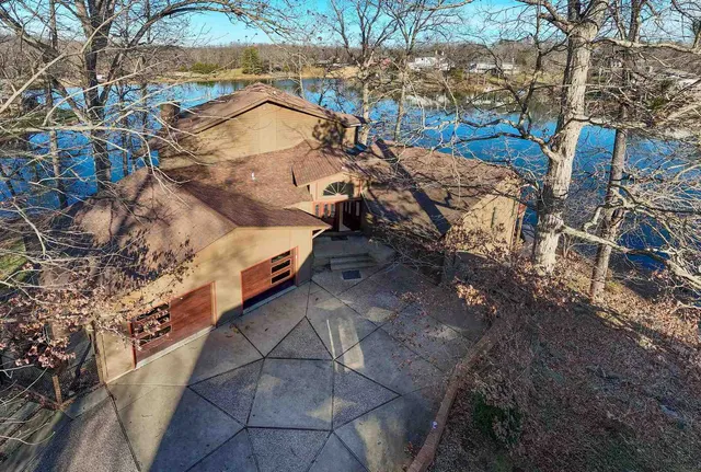 $699,900 | 396 Lake Indian Hills Circle, Carbondale, IL 62902