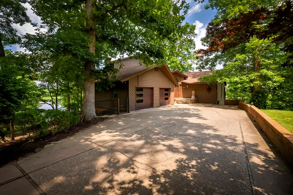 $649,000 | 396 Lake Indian Hills Circle, Carbondale, IL 62902