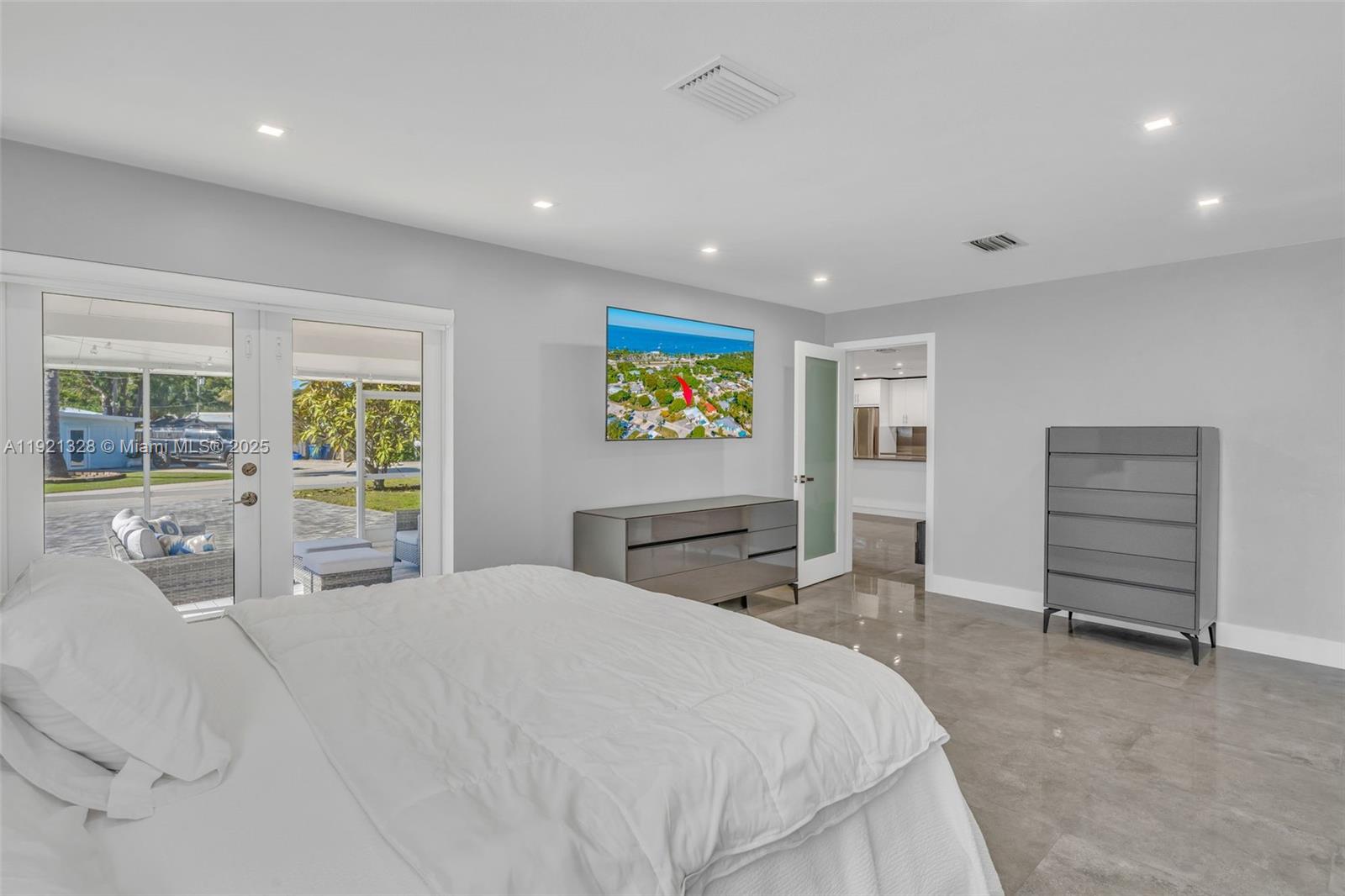 222 2nd Road Key Largo, FL 33037 - Photo 20 of 43 a bedroom with a large bed and a large window