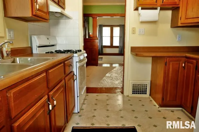 $139,900 | 809 West Eleanor Place, Peoria, IL 61604