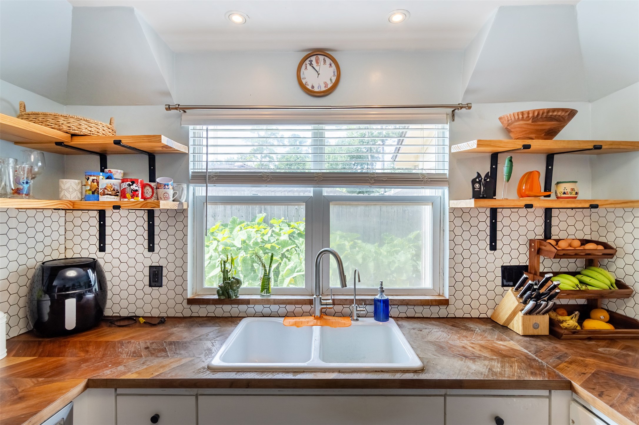 11906 Rowood Drive Houston, TX 77070 - Photo 9 of 20 a kitchen with lots of counter top space