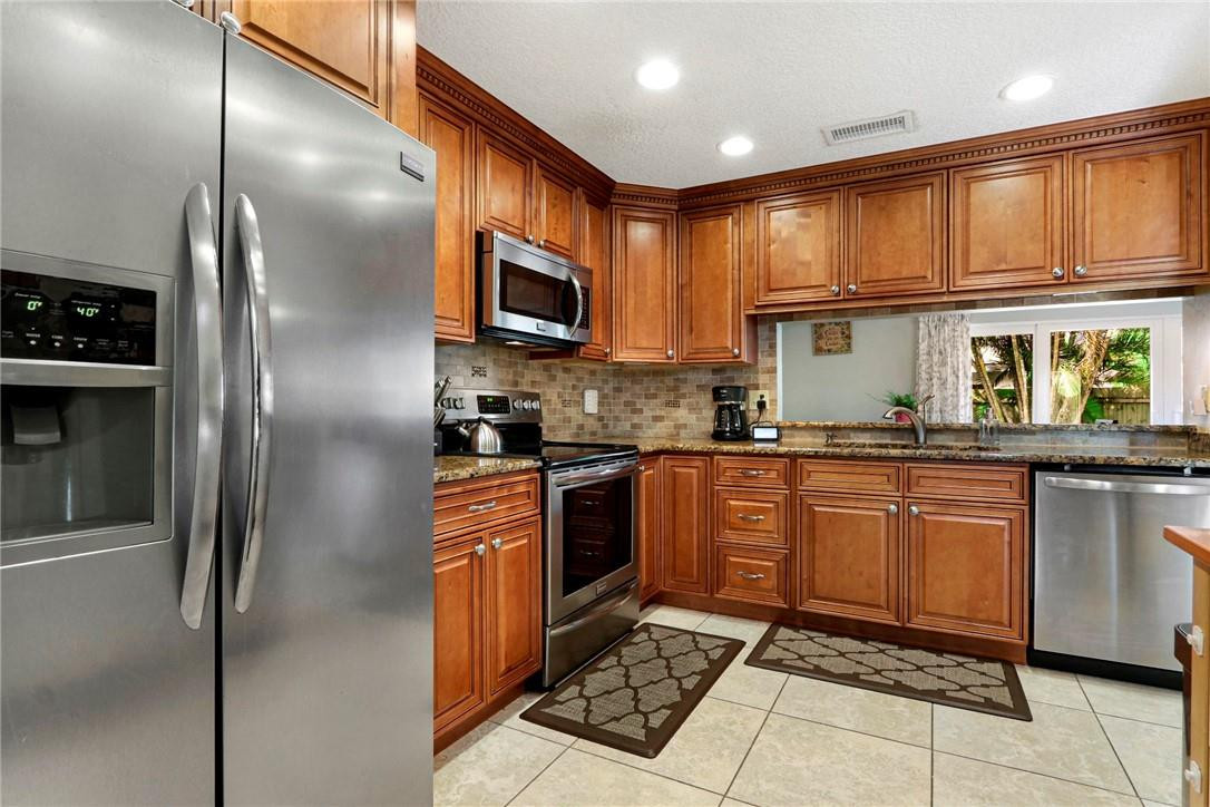 9722 Colorado Court Boca Raton, FL 33434 - Photo 4 of 24 Kitchen opens to dining area