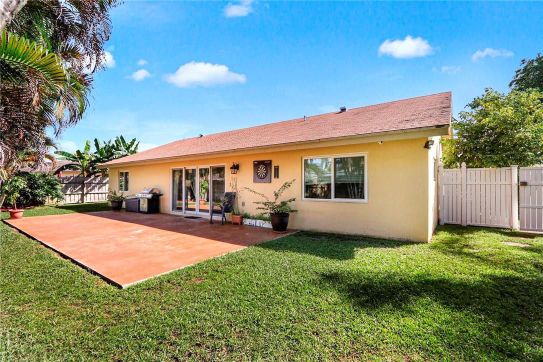 9722 Colorado Court Boca Raton, FL 33434 - Photo 8 of 24 Large fenced in yard with concrete patio