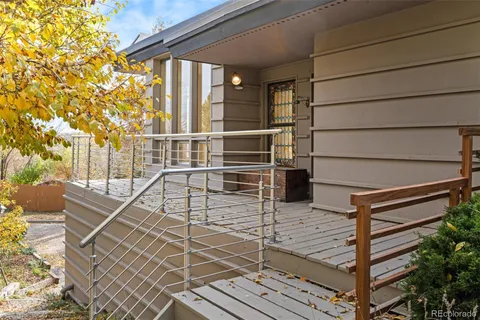 a view of a entrance of the house