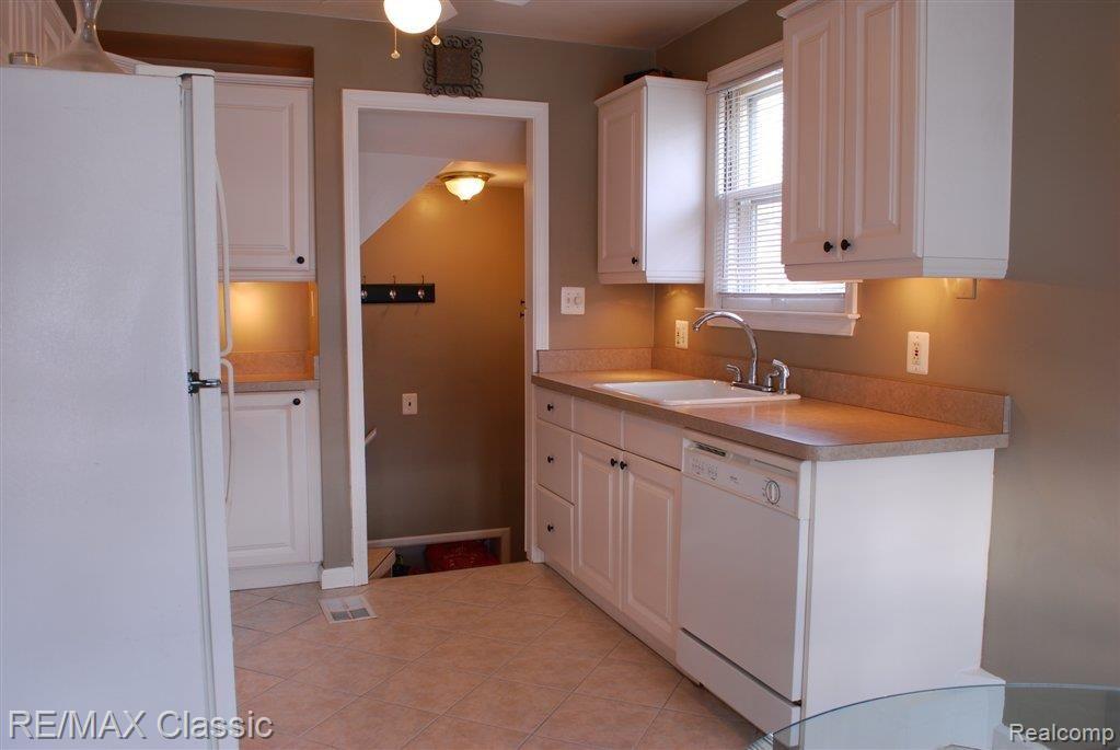 2370 Harvard Road Berkley, MI 48072 - Photo 7 of 20 Kitchen