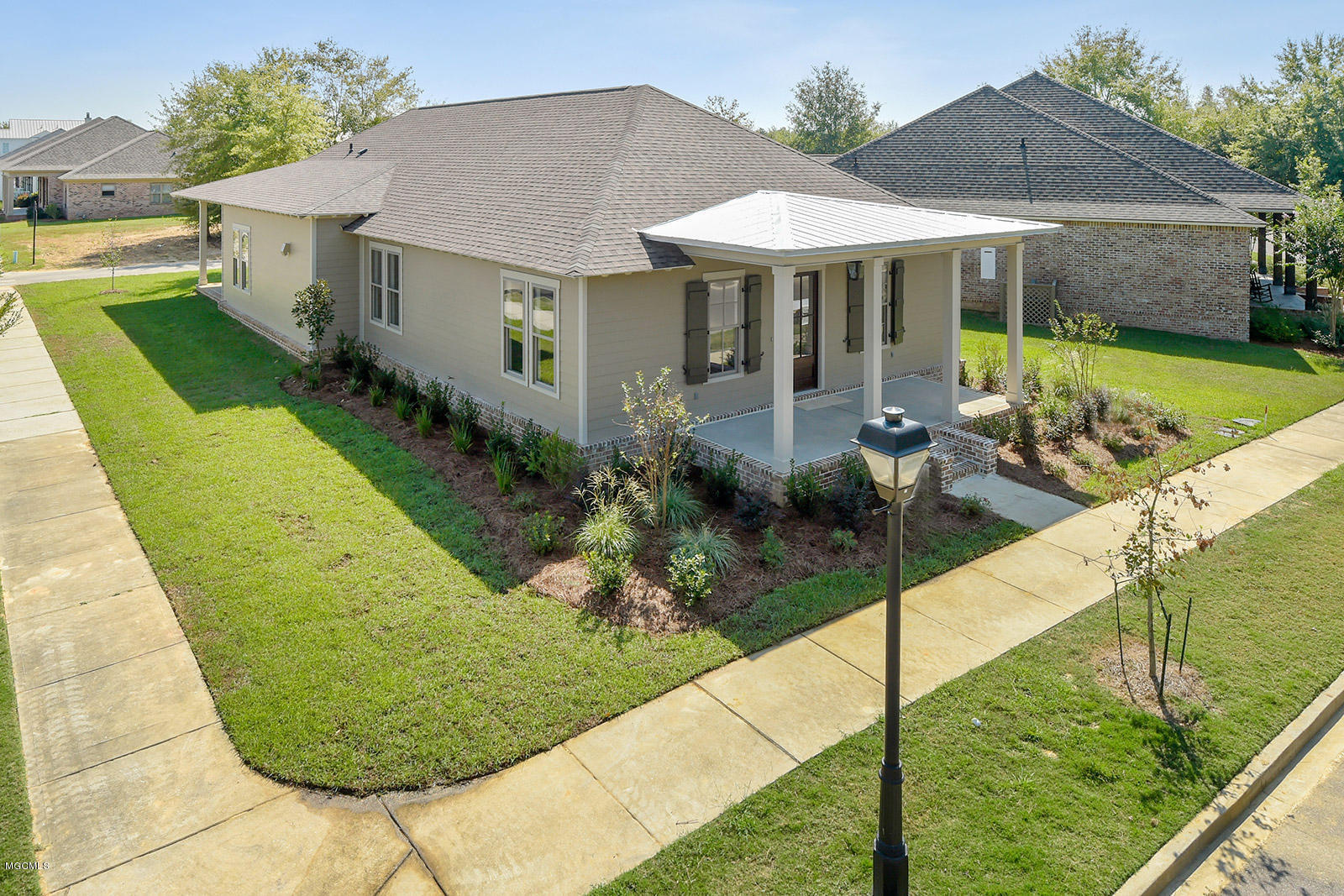 GORGEOUS SIDEYARD LIVING