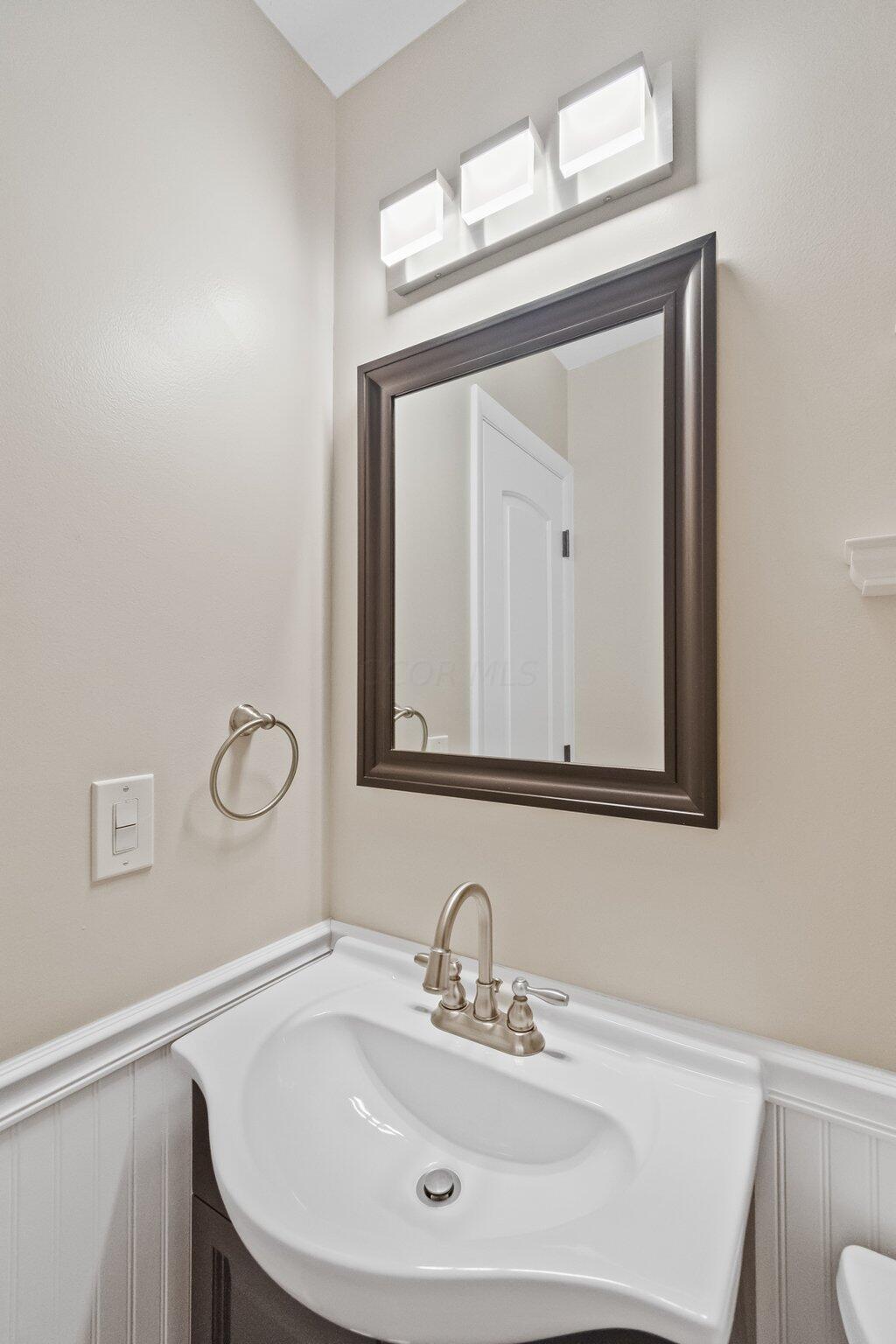 563 Harding Lane Delaware, OH 43015 - Photo 14 of 38 FF Half Bath