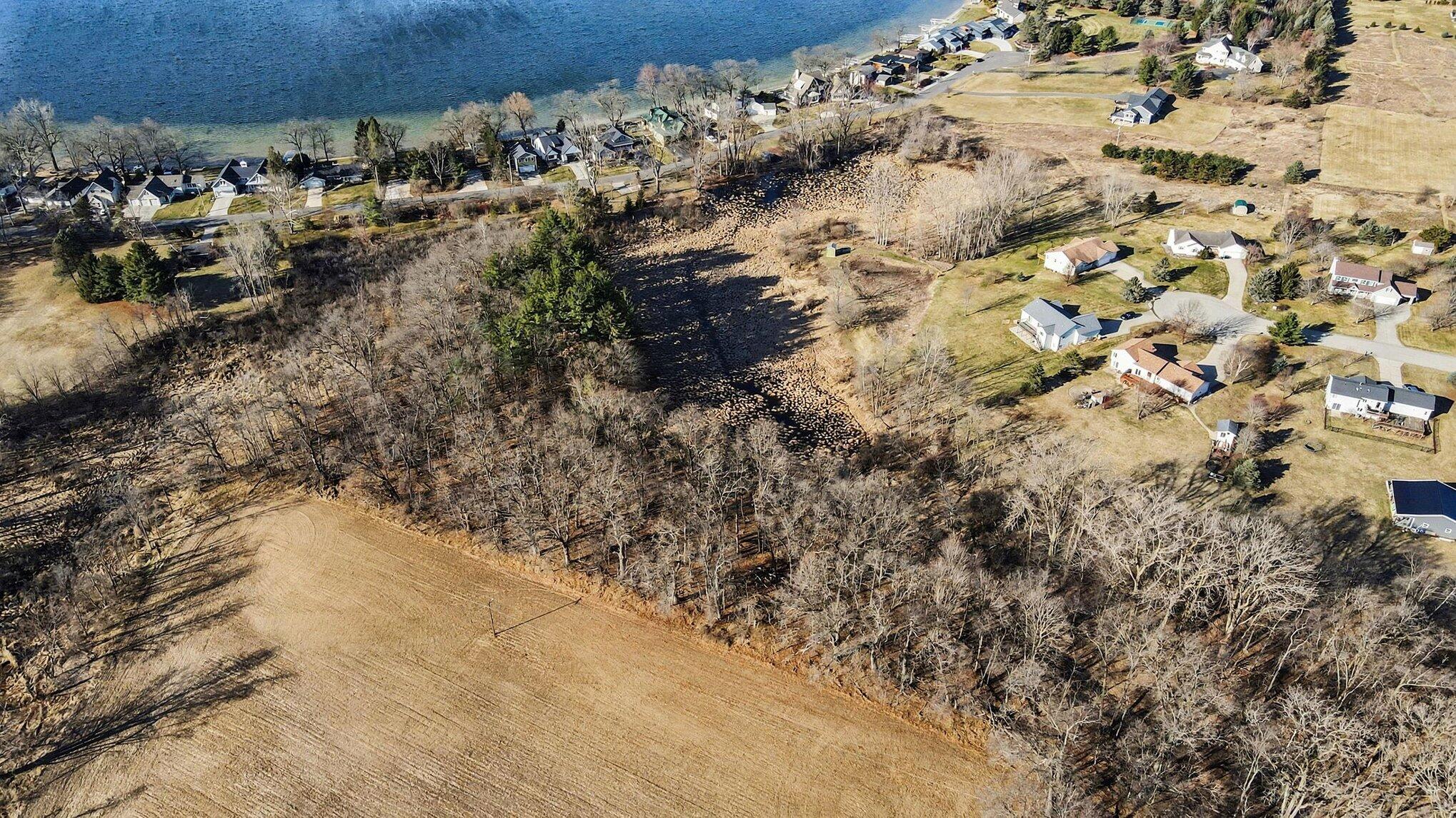 8696 9 Mile Road Northeast Rockford, MI 49341 - Photo 6 of 25 006_file_1008