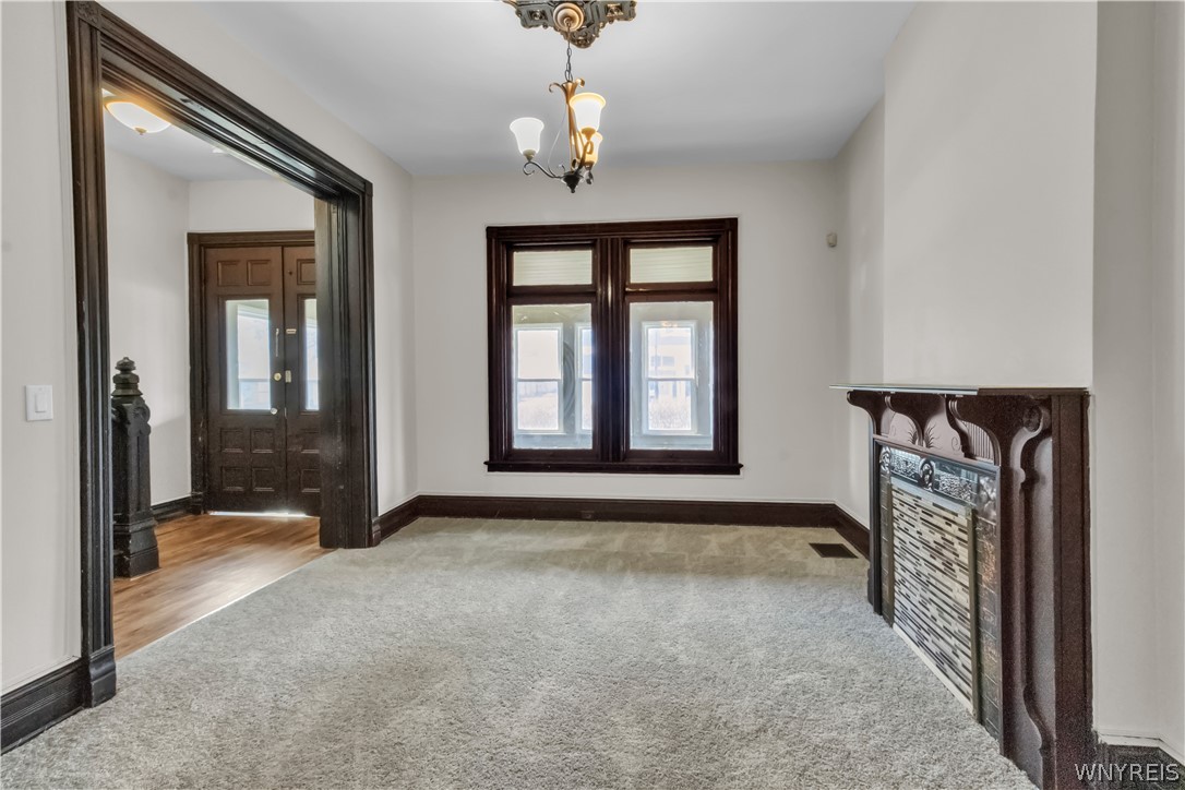 399 Fargo Avenue Buffalo, NY 14213 - Photo 11 of 33 Living room