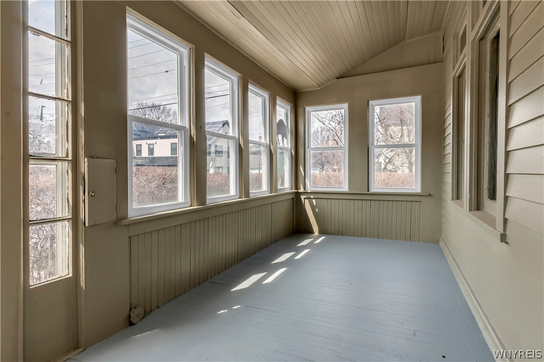 399 Fargo Avenue Buffalo, NY 14213 - Photo 6 of 33 Enclosed front porch