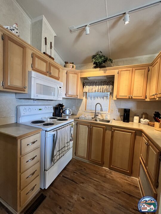 1589 Drew Road, Unit 385 El Centro, CA 92243 - Photo 4 of 13 Gallery Image 4