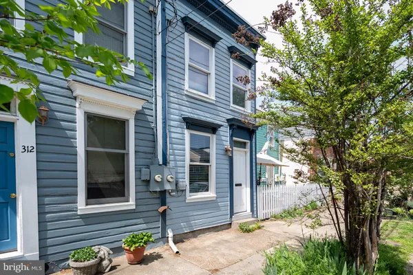 $4,000 | 312 North Henry Street, Unit 1/2, Alexandria, VA 22314