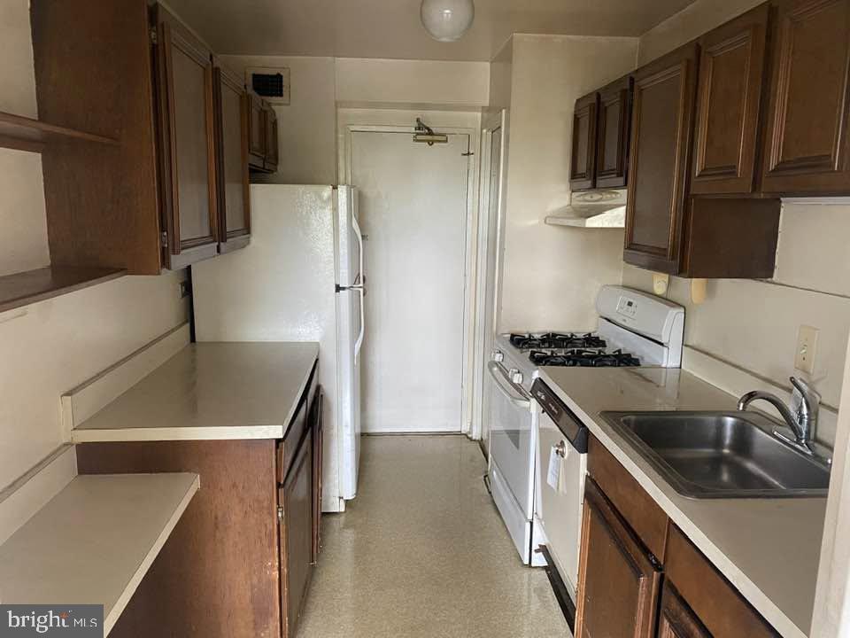 1900 Lyttonsville Road, Unit 914 Silver Spring, MD 20910 - Photo 7 of 16 Gallery Image 7