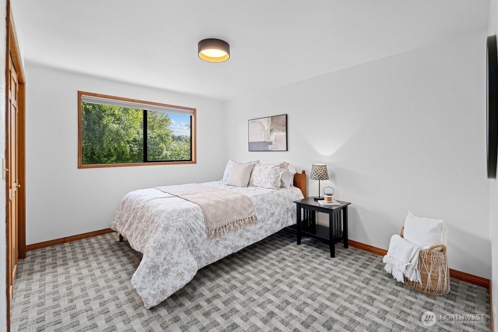 902 7th Avenue South Edmonds, WA 98020 - Photo 21 of 31 a bedroom with a bed and a window