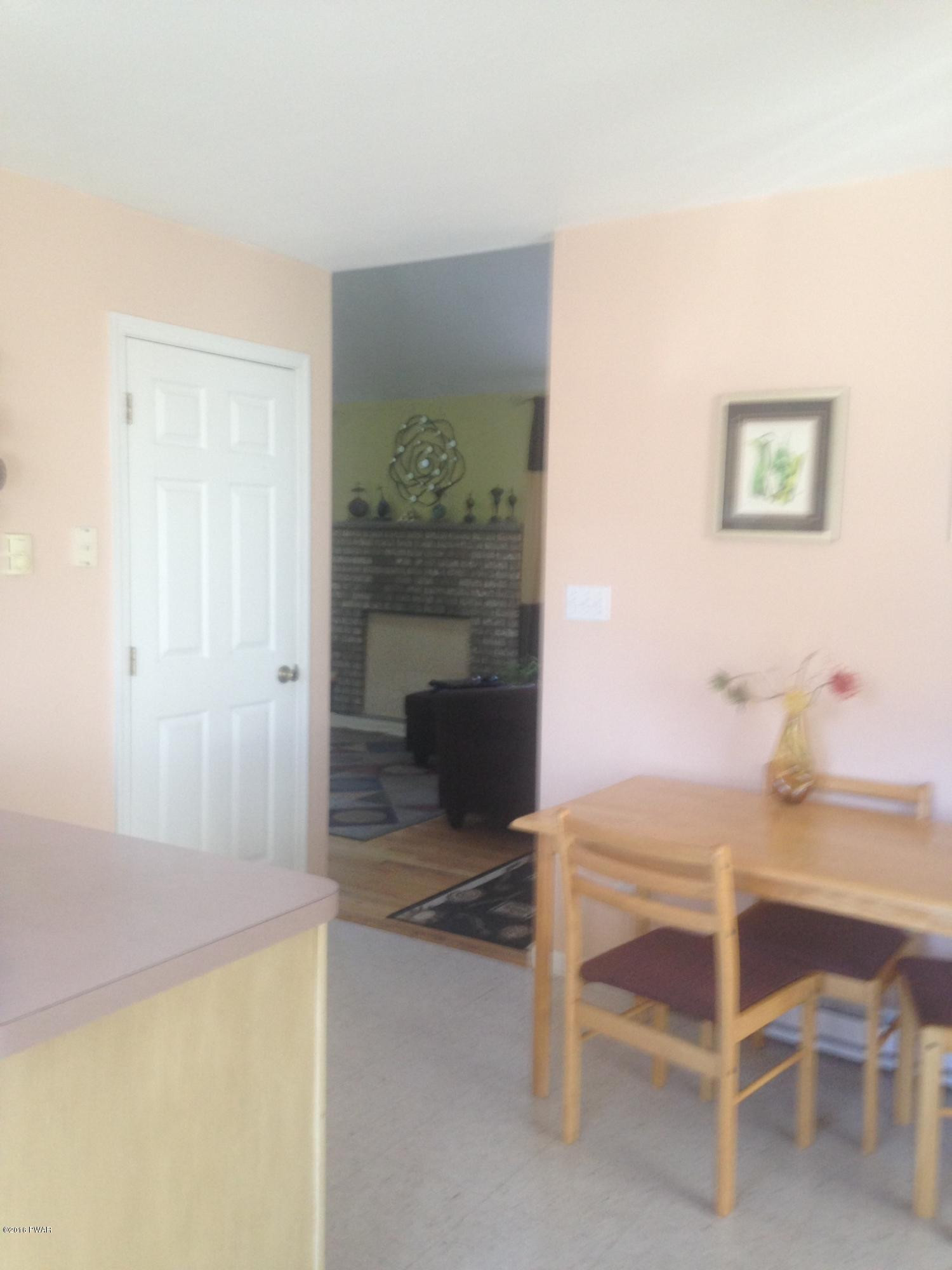 118 Autumn Road Dingmans Ferry, PA 18328 - Photo 22 of 37 Eat in Kitchen
