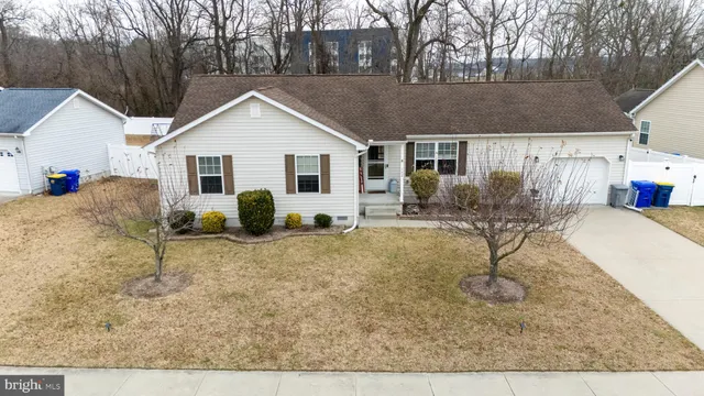 a view of a house with backyard
