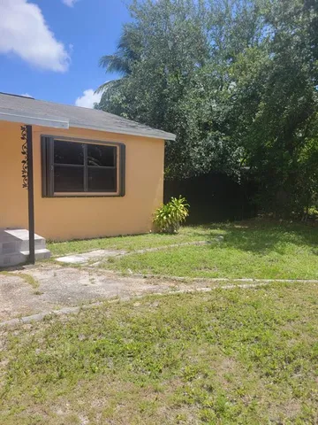 a view of a backyard