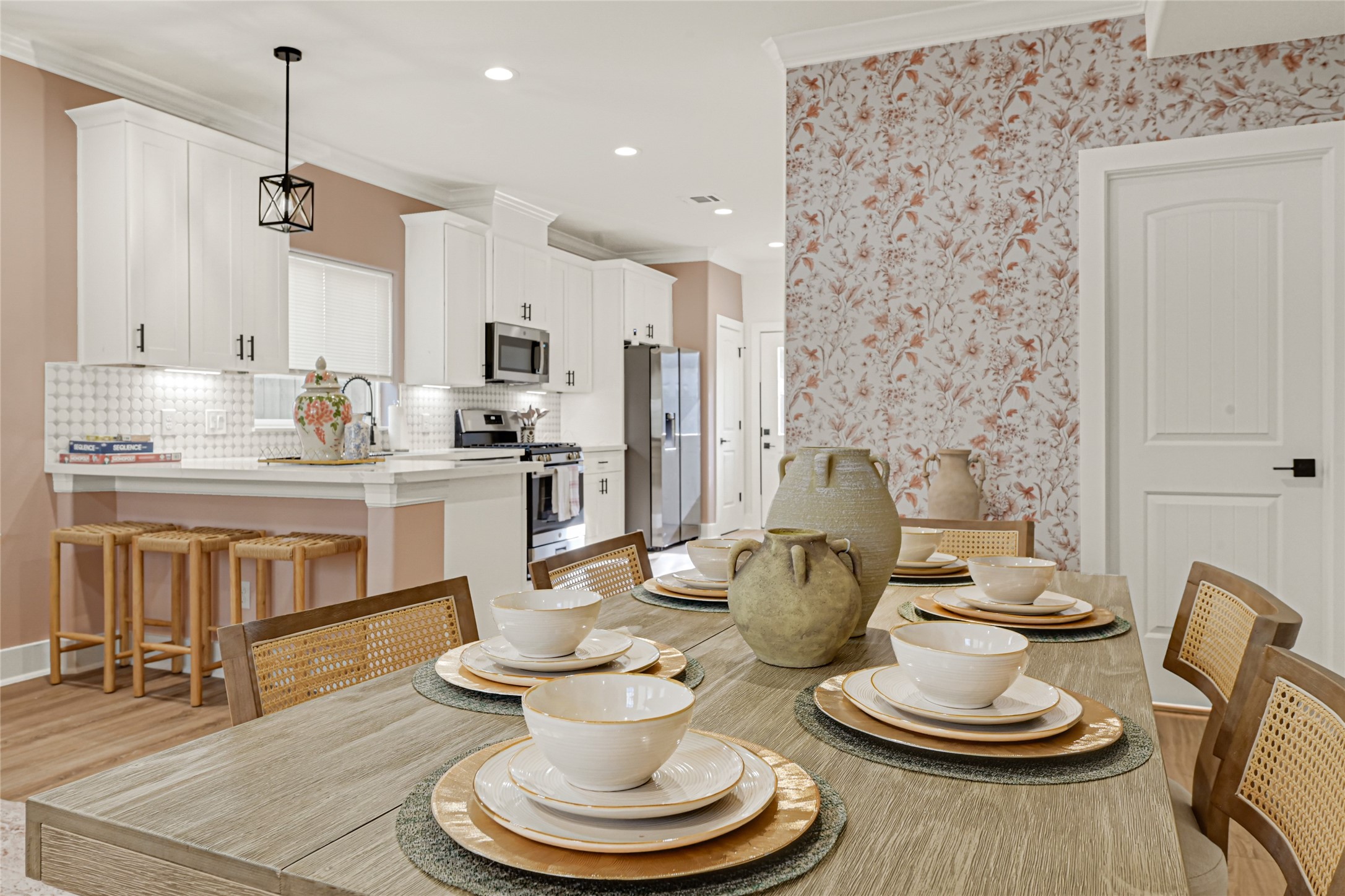 3834 Mt Pleasant Street Houston, TX 77021 - Photo 18 of 33 a large kitchen with a table and chairs