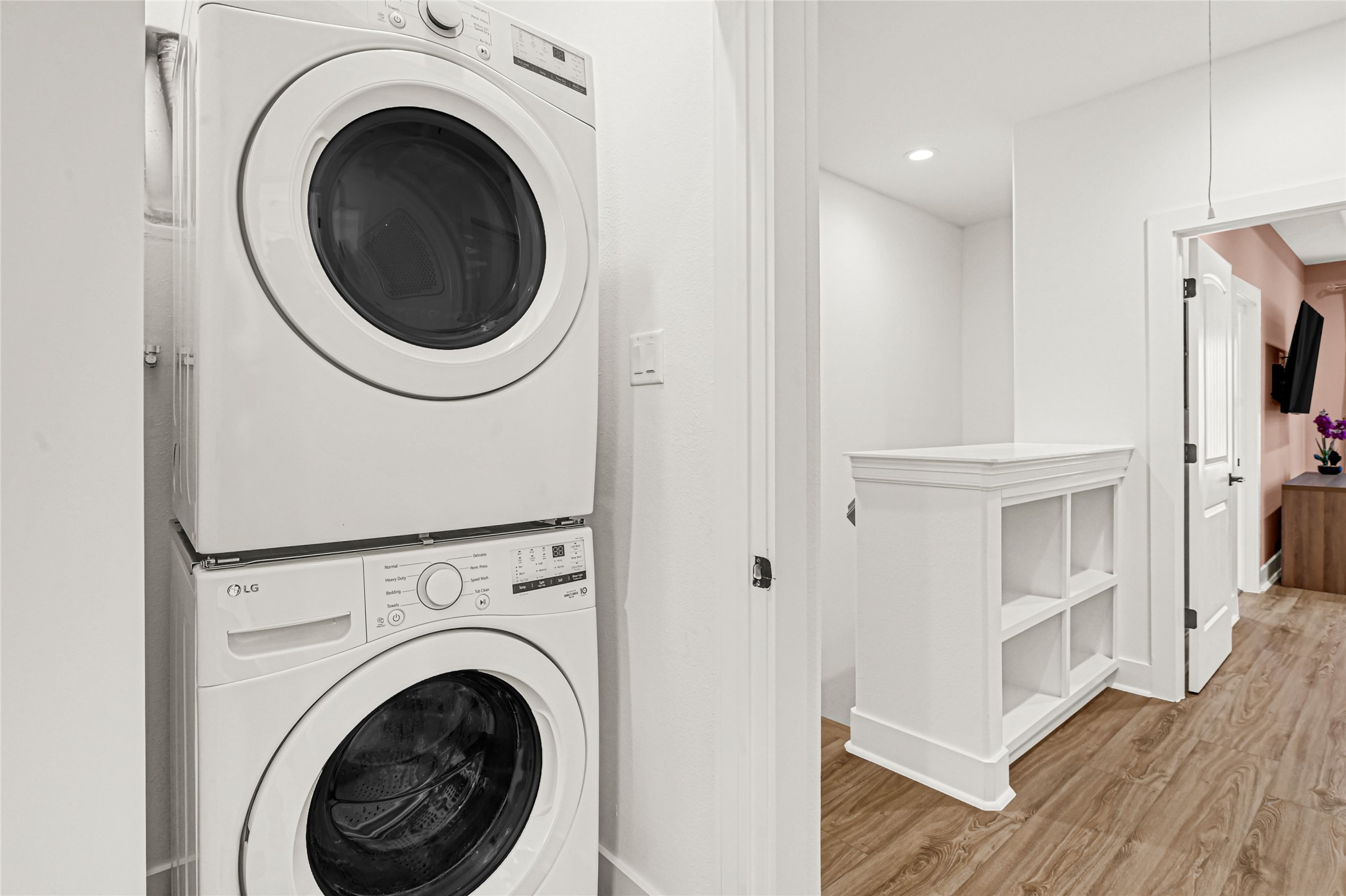 3834 Mt Pleasant Street Houston, TX 77021 - Photo 27 of 33 a view of a hallway with washer and dryer
