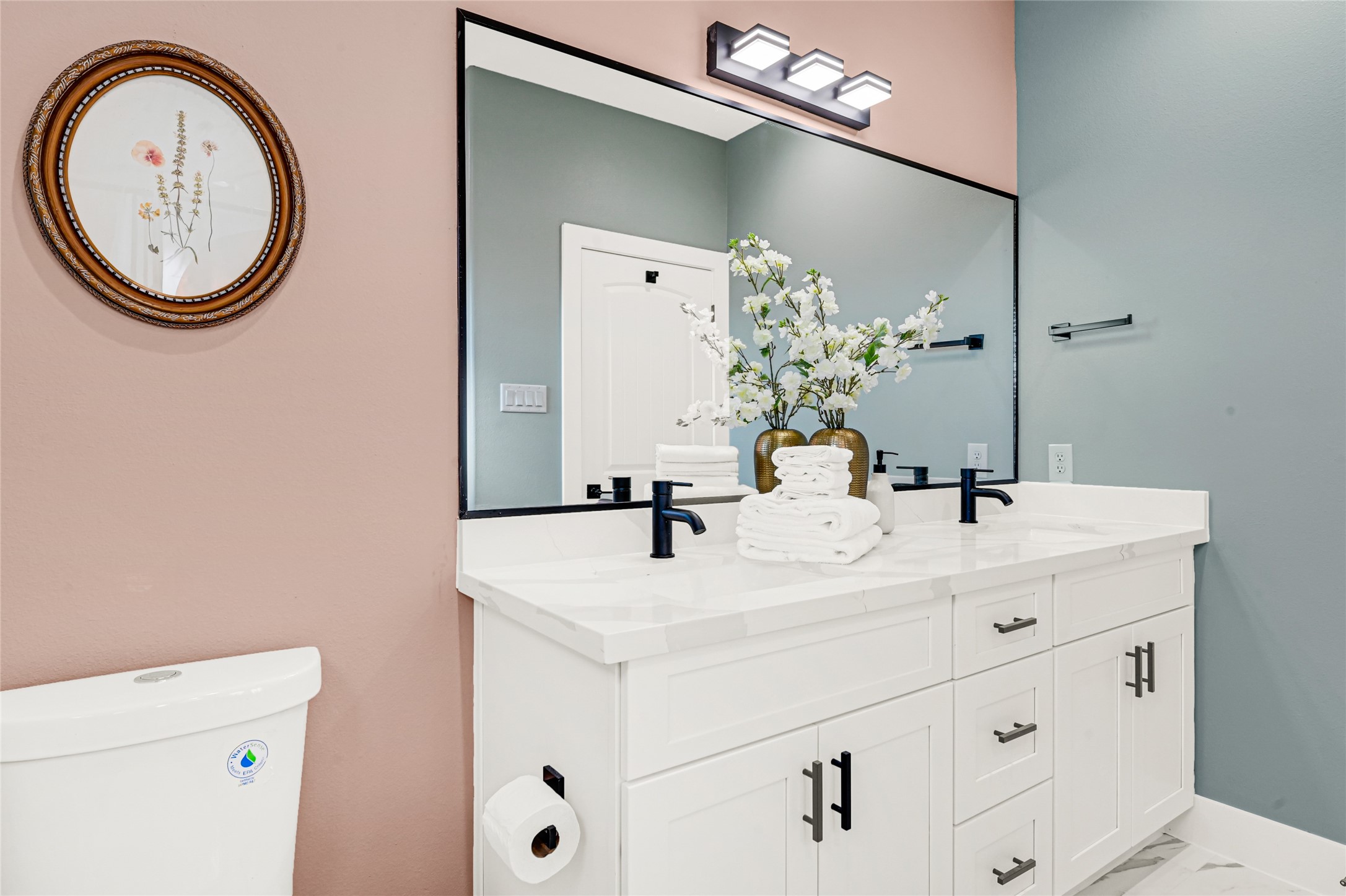 3834 Mt Pleasant Street Houston, TX 77021 - Photo 30 of 33 a bathroom with a sink and a mirror