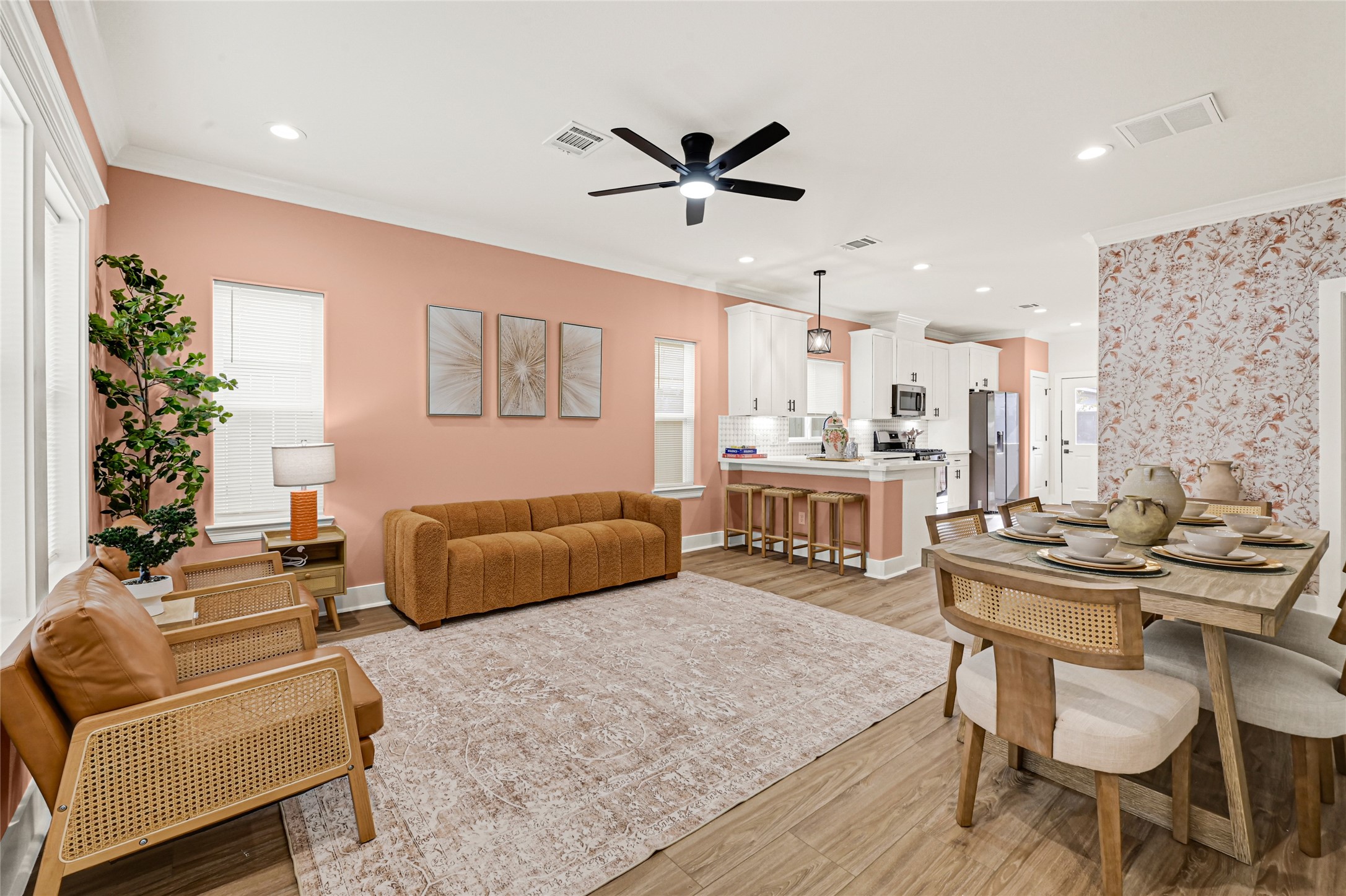 3834 Mt Pleasant Street Houston, TX 77021 - Photo 3 of 33 a living room with furniture and kitchen view