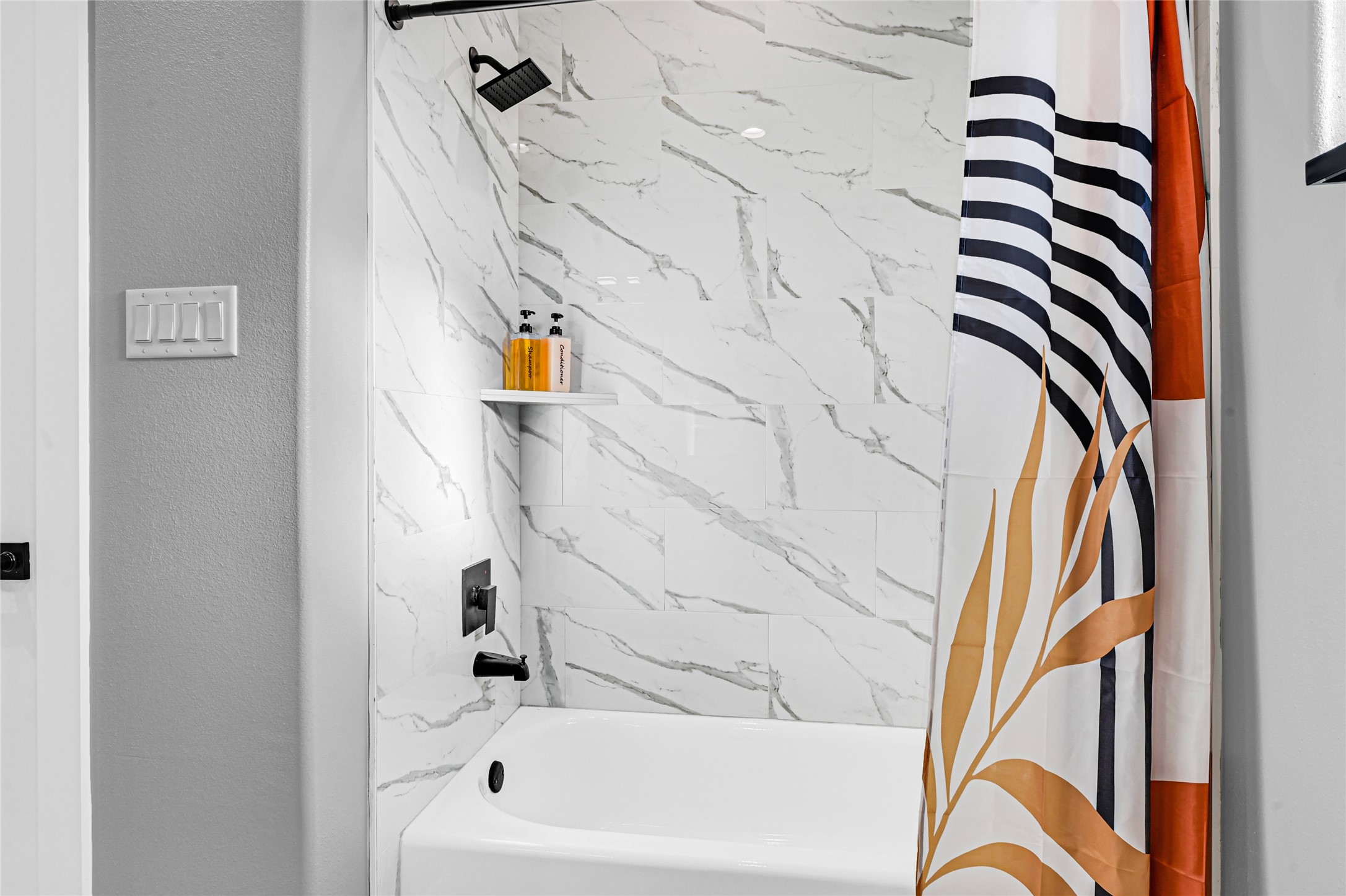 3834 Mt Pleasant Street Houston, TX 77021 - Photo 31 of 33 a bathroom with a bathtub and shower