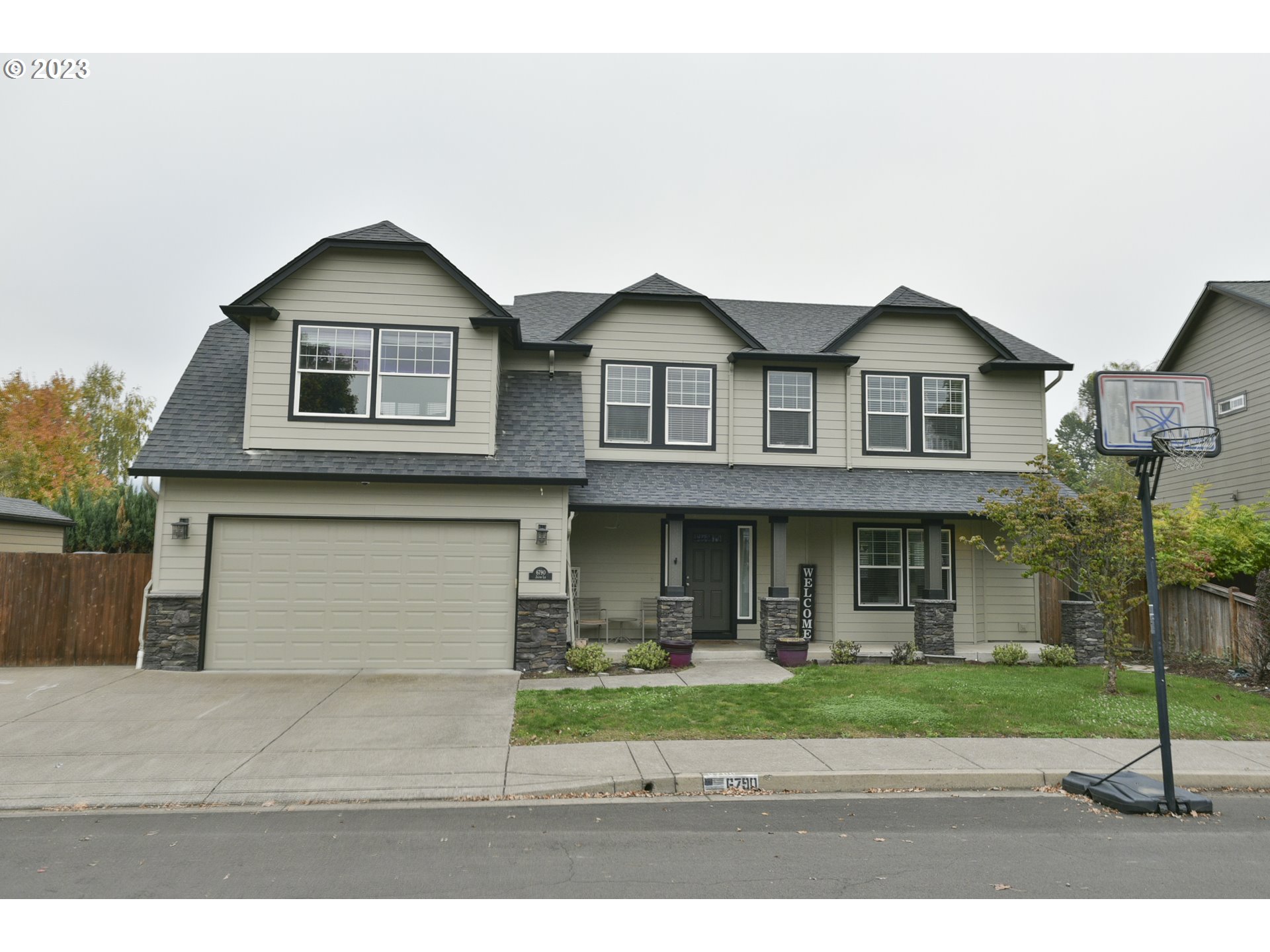 6790 Jacob Lane Springfield, OR 97478 - Photo 1 of 30 a front view of a house with garden