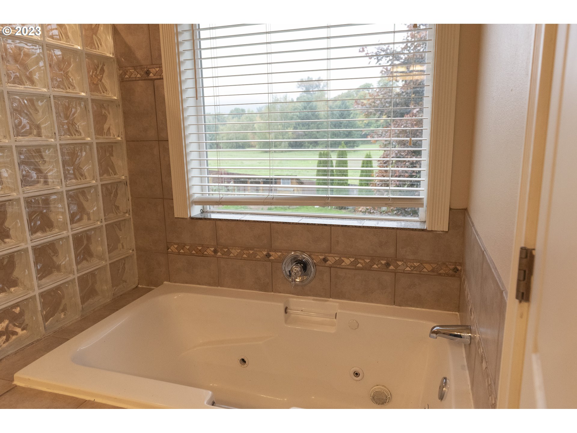 6790 Jacob Lane Springfield, OR 97478 - Photo 22 of 30 a bathroom with a bathtub