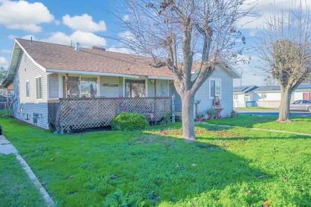 a view of a house with a yard