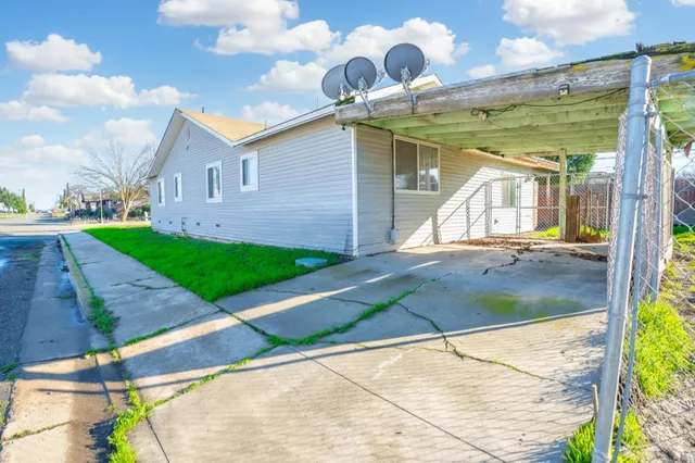 a view of a backyard with a garden and plants