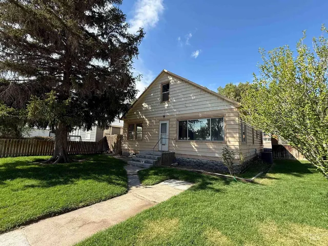 $249,900 | 444 East 4th Avenue, Glenns Ferry, ID 83623