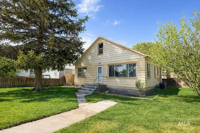 $249,900 | 444 East 4th Avenue, Glenns Ferry, ID 83623