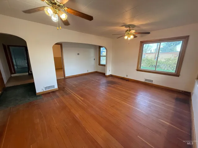 $249,900 | 444 East 4th Avenue, Glenns Ferry, ID 83623