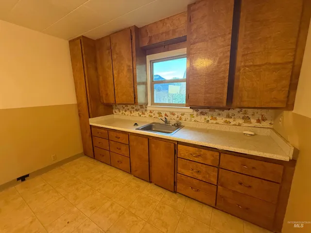 $249,900 | 444 East 4th Avenue, Glenns Ferry, ID 83623