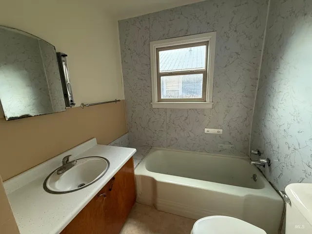 $249,900 | 444 East 4th Avenue, Glenns Ferry, ID 83623