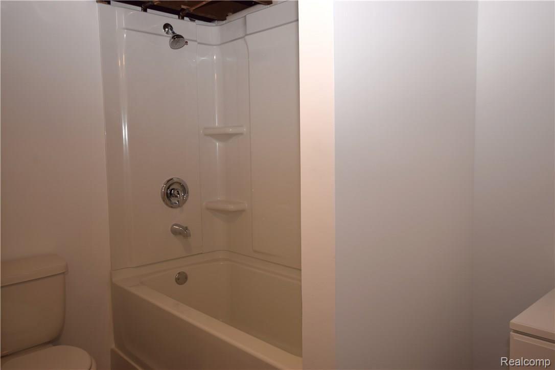2137 Wiggins Road Fenton, MI 48430 - Photo 7 of 11 Full Bath 2
