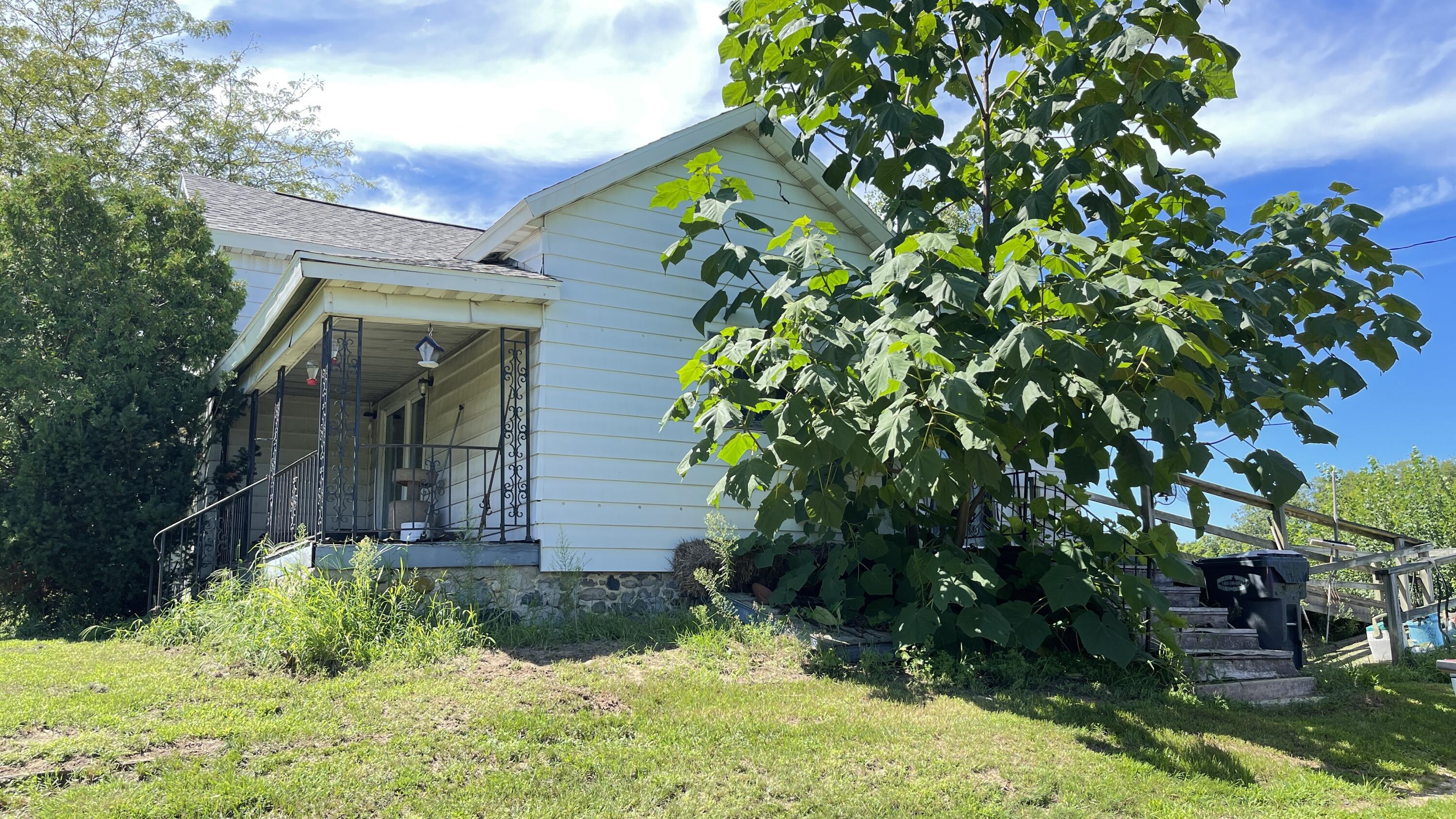 6787 Pine Road Benton Harbor, MI 49022 - Photo 5 of 15 Right side