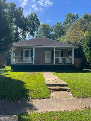 a view of a house with backyard and porch