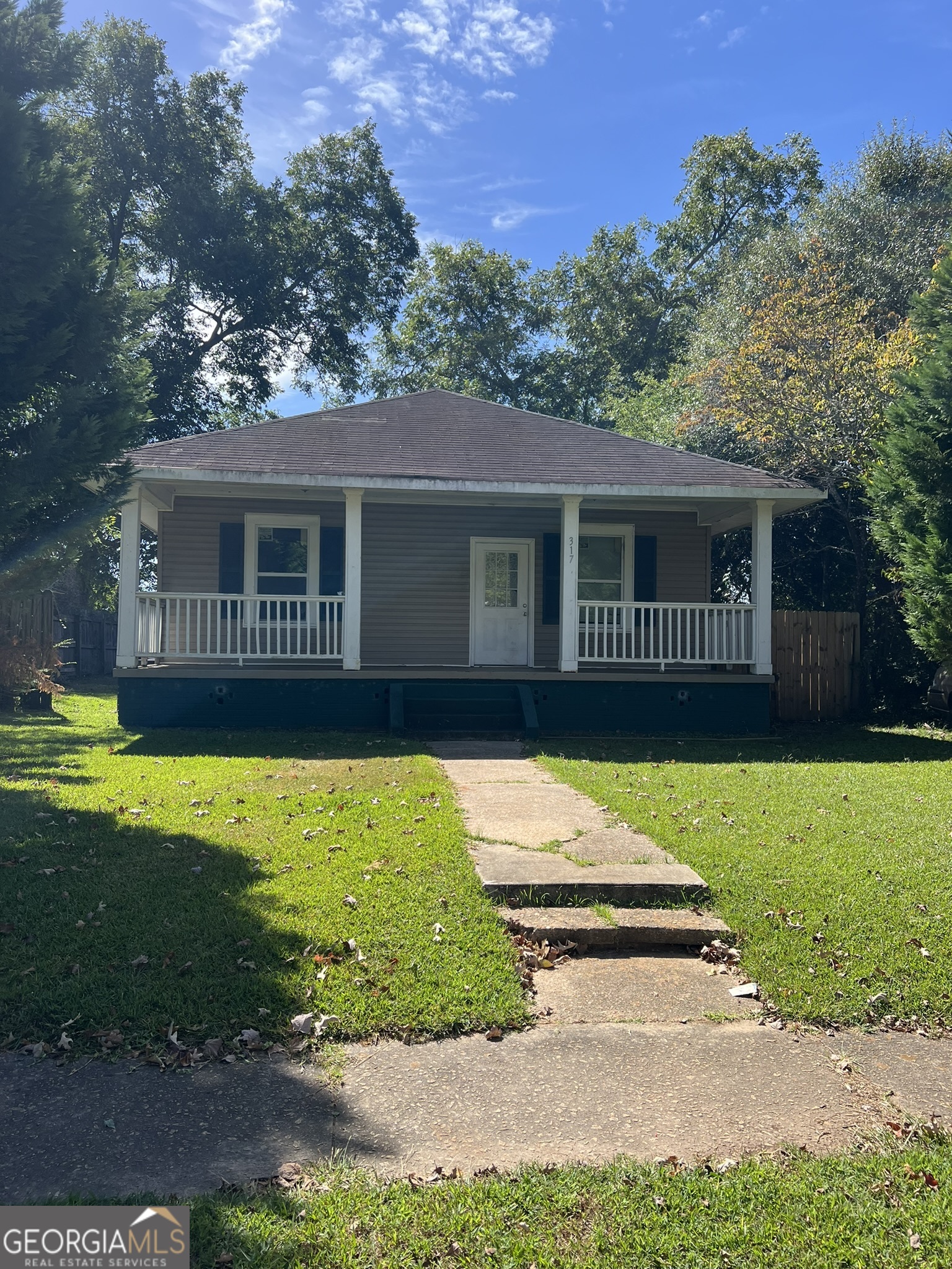 a view of a house with backyard and porch