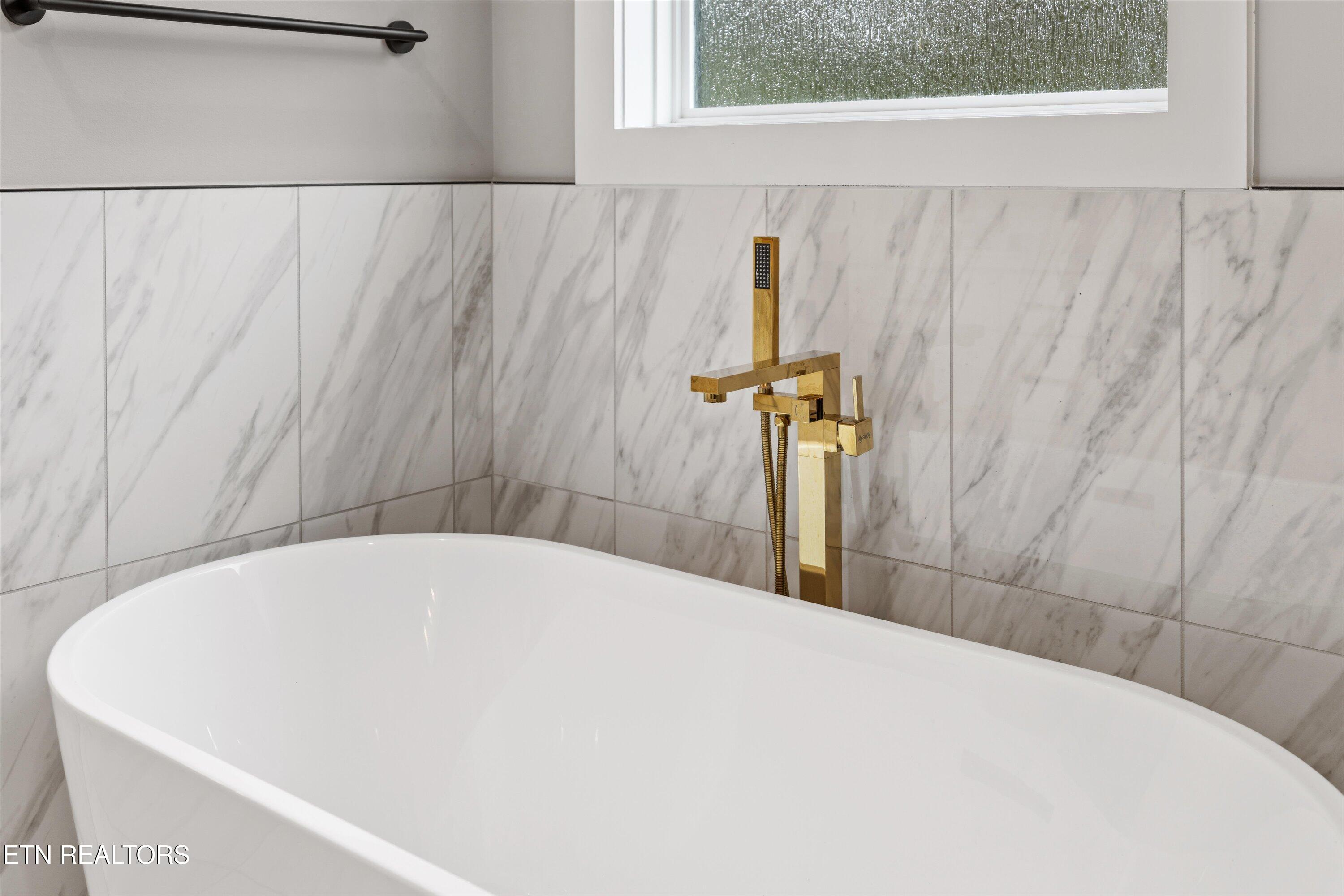 364 Mingo Way Loudon, TN 37774 - Photo 15 of 55 Soaking Tub