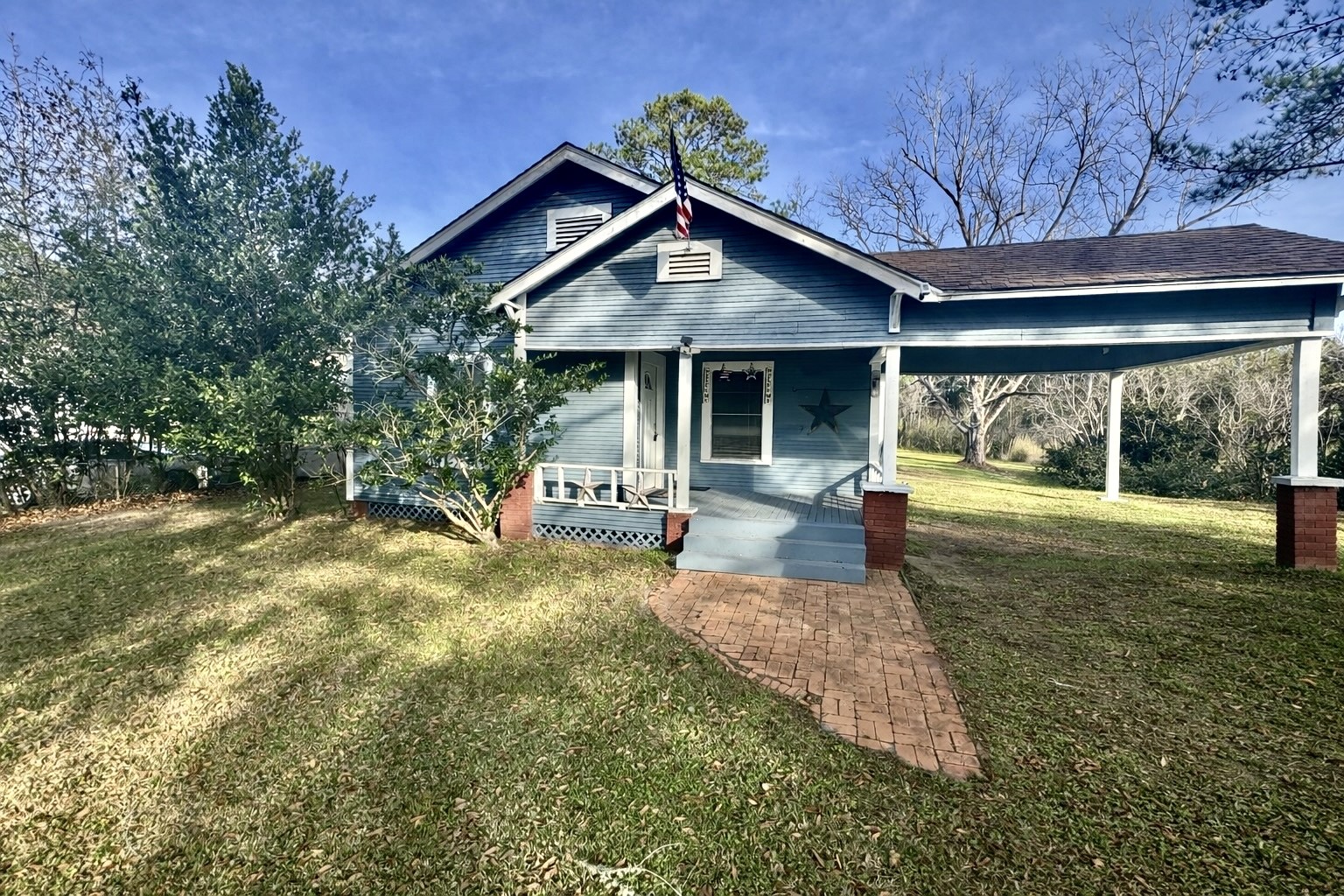 a view of a house with backyard and sitting area