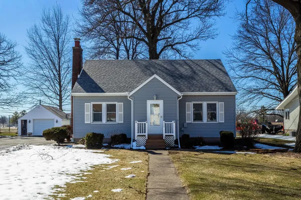 $320,000 | 317 West Le Claire Road, Eldridge, IA 52748