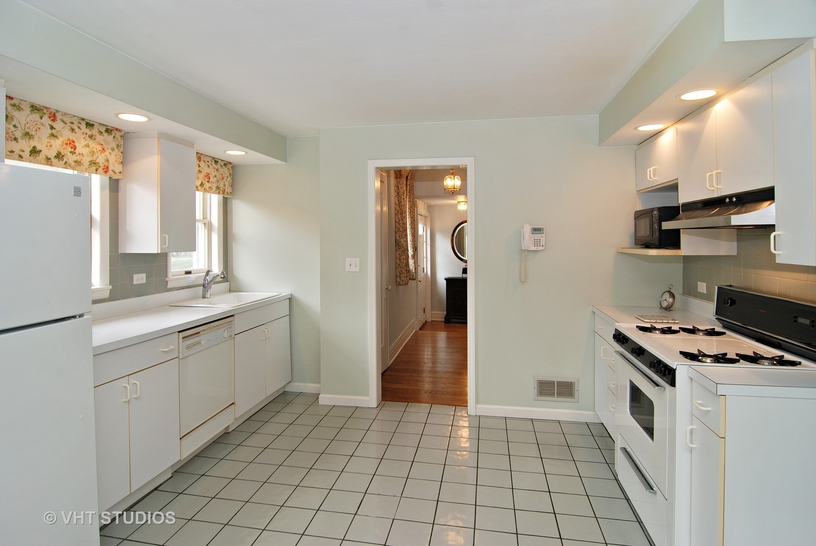 315 Northwood Road Riverside, IL 60546 - Photo 8 of 22