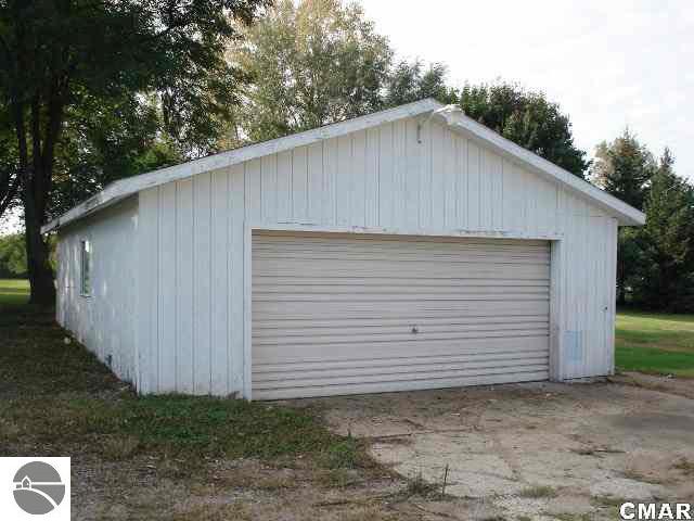 8102 East Pleasant Valley Road Shepherd, MI 48883 - Photo 18 of 20 1767255-17.JPG