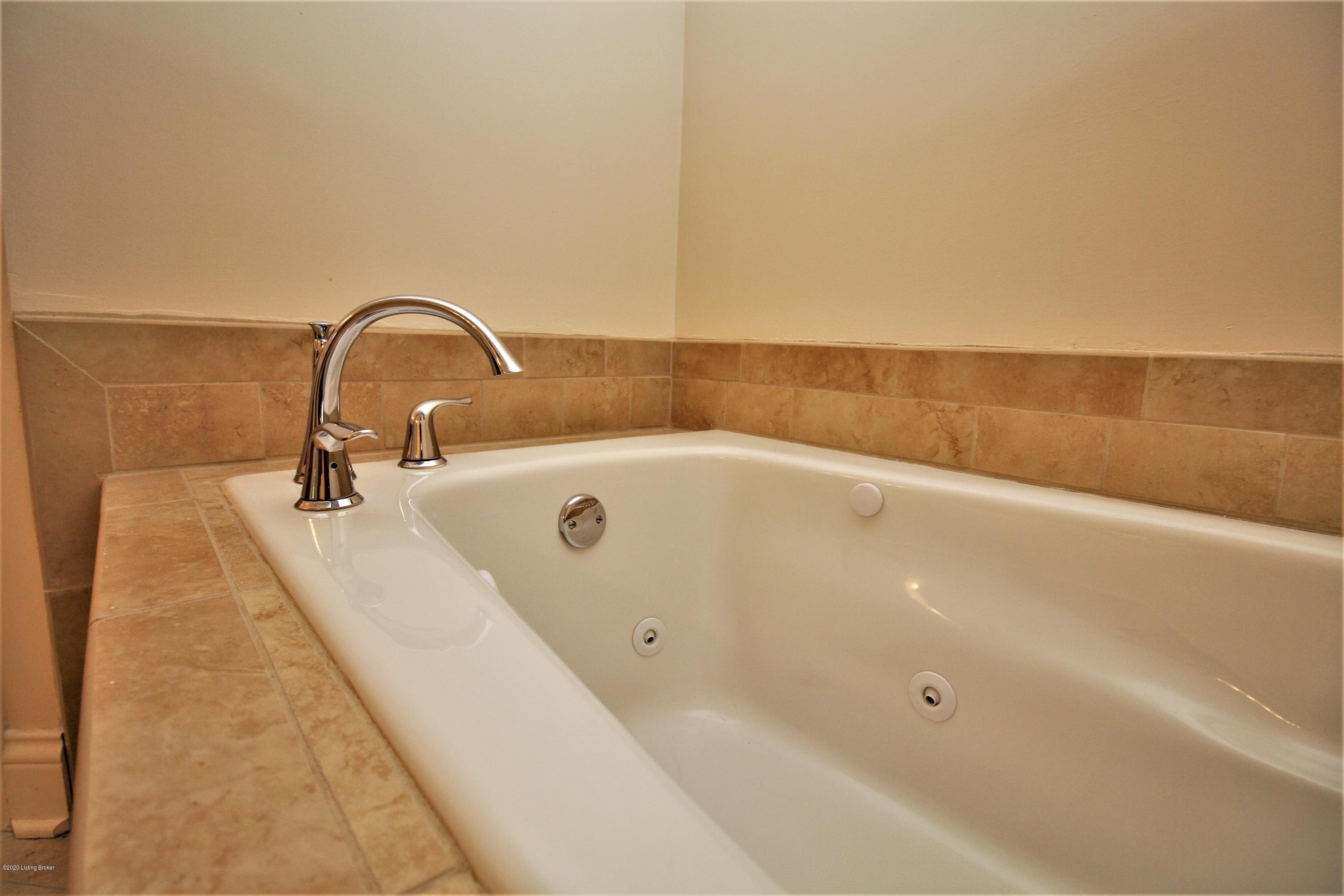 927 Cherokee Road, Unit C Louisville, KY 40204 - Photo 37 of 59 Jacuzzi tub in upstairs master bath