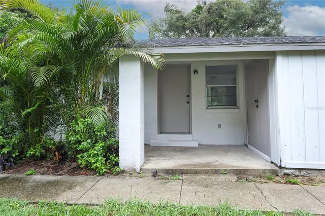 a view of a entrance door of the house