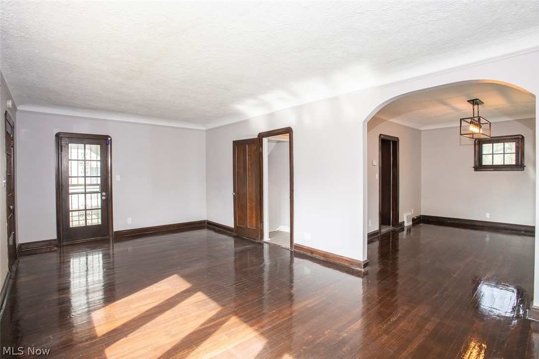887 Selwyn Road Cleveland Heights, OH 44112 - Photo 3 of 34